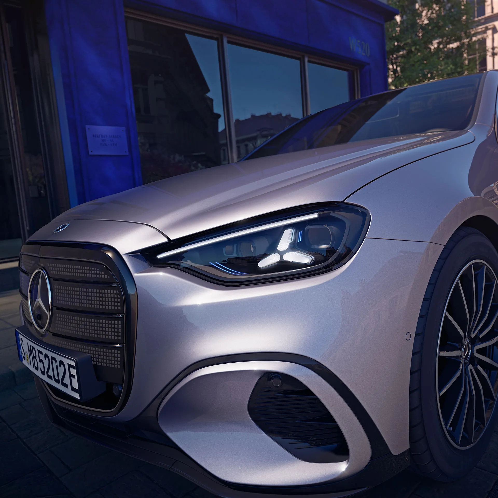 Plašs Mercedes-Benz C-klases salons ar panorāmas jumtu