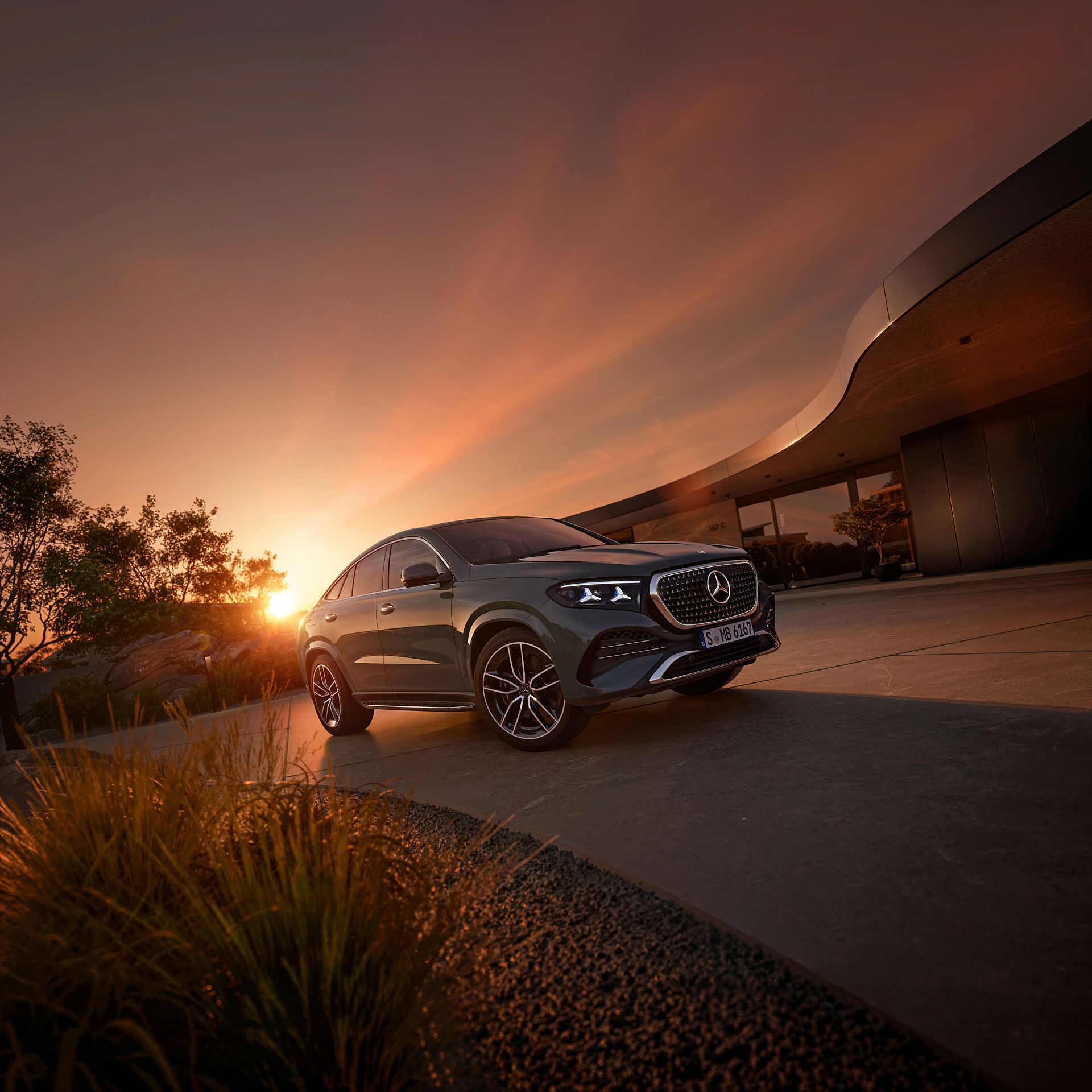 Mercedes-Benz GLE Coupé priekšpuse sānskatā saulrietā