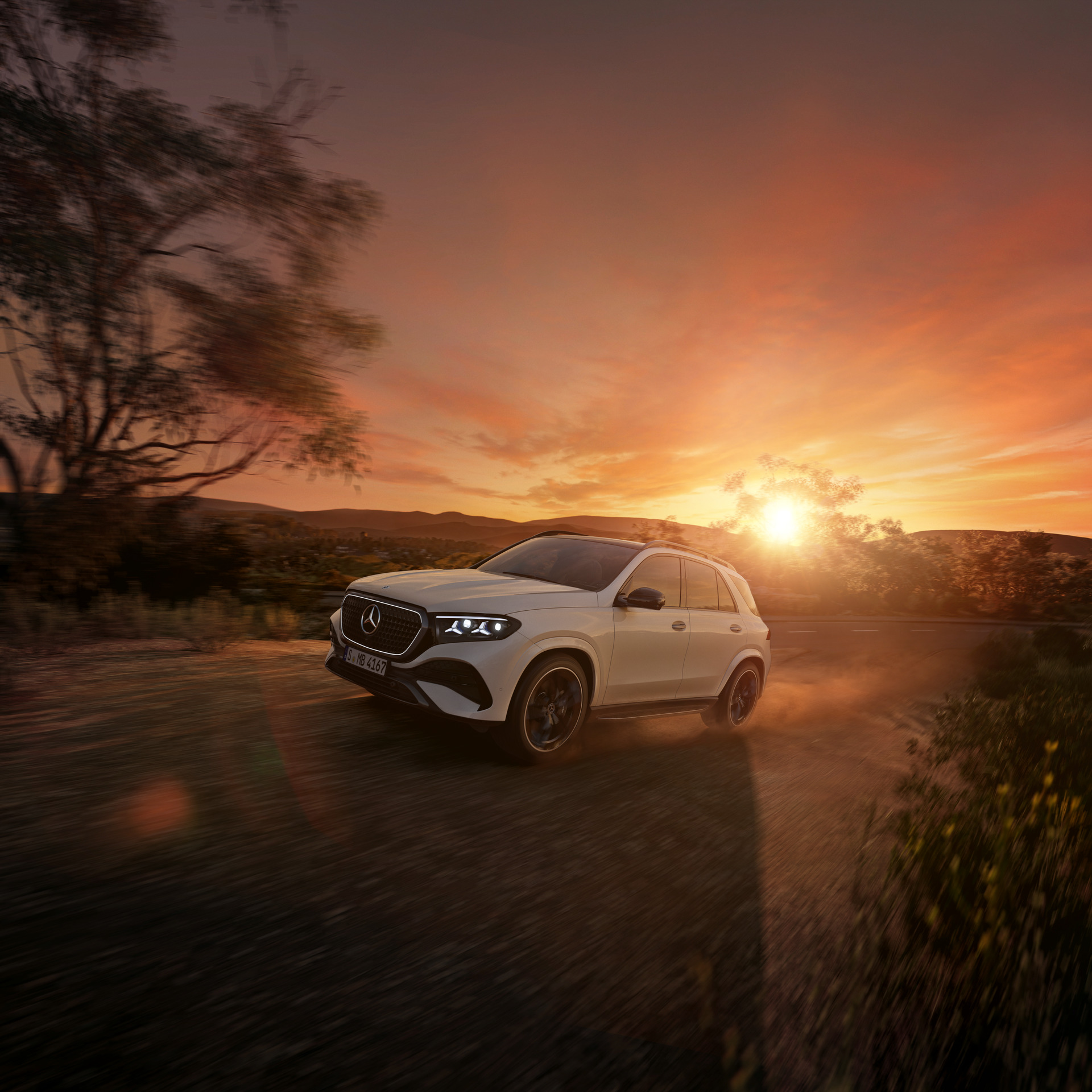 Balts Mercedes-Benz GLE saulrietā lauku ainavā
