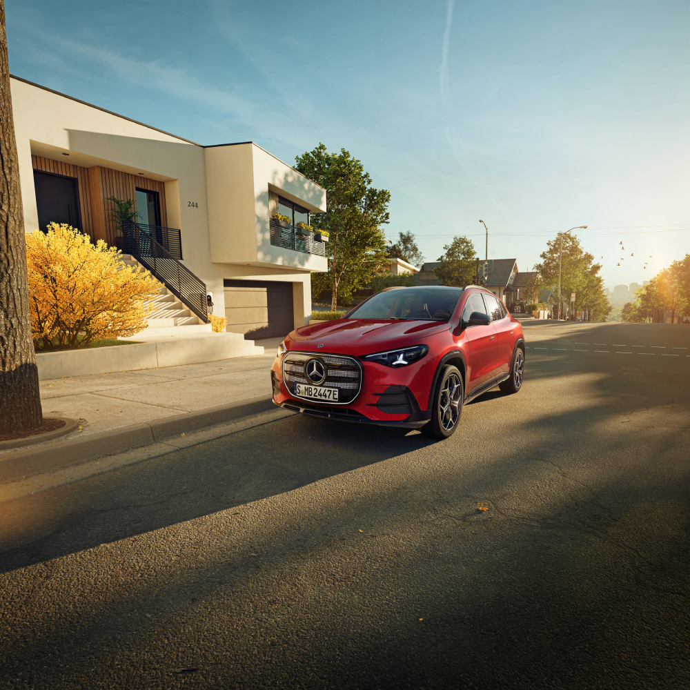 Sarkanā GLA pie mājas (skats no priekšas) – "Mercedes-Benz GLA elektromobilis pie mūsdienīgas mājas fasādes"