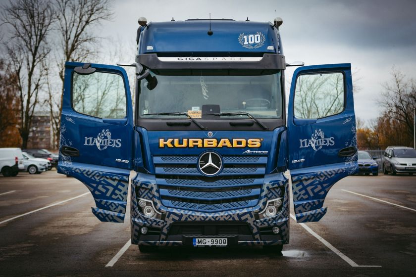 Namejs atdzimst uz jaunā Actros virsbūves – “Kurbada” autoparku papildina 100. autovedējs